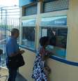 <p>Passageiros buscam por informações na estação Oswaldo Cruz</p>  Foto: Celso Barbosa / Futura Press
