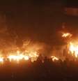 Manifestantes incendeiam barricada ao cair da noite após violentos protestos em Kiev  Foto: AP