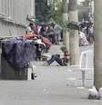 De acordo com dois dependentes químicos, os policiais abordaram parte dos frequentadores da Cracolândia exigindo que deitassem ao chão e colocassem as mãos na cabeça  Foto: Ricardo Matsukawa / Terra