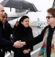 Presidenta Dilma Rousseff recebe cumprimentos durante sua chegada a Suíça  Foto: Twitter / Reprodução