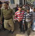 <p>Policiais escoltam acusados de estupro coletivo em Birbhum,&nbsp;na &Iacute;ndia</p>  Foto: Reuters