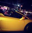 Em foto postada por um amigo, Justin Bieber aparece ao lado de modelo em carro que foi apreendido após racha  Foto: Instagram / Reprodução