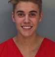<p>Em foto divulgada pela polícia local, Justin Bieber sorri após prisão</p>  Foto: Reprodução