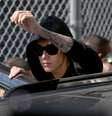 Justin Bieber no momento em que foi liberado da cadeia, nesta quinta, após pagar fiança de US$ 2,5 mil  Foto: Getty Images 
