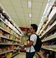 <p>Preços de alimentação e bebidas subiu 0,94% em dezembro, segundo o IBGE</p>  Foto: Nacho Doce / Reuters