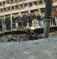 Bombeiro egípcio olha a cratera formada por explosão feita em frente à sede da polícia no Cairo, nesta sexta-feira, 24  Foto: AP