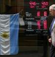 Painel eletrônico com preços de moedas na vitrine de uma casa de câmbio, em Buenos Aires. A Argentina decidiu nesta sexta-feira afrouxar os rígidos controles cambiais, um dia após o peso argentino ter sofrido a pior desvalorização diária em 12 anos. 1/06/2012.  Foto: Marcos Brindicci / Reuters