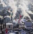 Manifestantes ocupam praça no centro de Kiev. Os ativistas ergueram mais barricadas e ocuparam um ministério nesta sexta-feira  Foto: Reuters