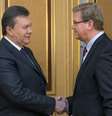 O presidente ucraniano, Viktor Yanukovitch, cumprimenta o representante europeu Stefan Fule, em Kiev  Foto: AP