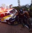 <p>Alguns manifestantes atacaram um carro da Guarda Civil Metropolitana, tentando virar o veículo</p>  Foto: Ricardo Matsukawa / Terra