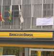<p>No centro da cidade, faixas brancas ornam a fachada de estabelecimentos comerciais, bancos e prefeitura</p>  Foto: Daniel Favero / Terra