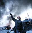 <p>Homem em barricada perto do local de conflitos entre manifestantes contra o governo e tropas de choque em Kiev, no dia 25 de janeiro de 2014</p>  Foto: David Mdzinarishvili / Reuters