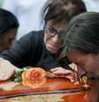 <p>Familiares de uma das vítimas da tragédia em Santa Maria choram sobre o caixão</p>  Foto: Mauro Pimentel / Terra