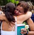 <p>Ato na Praça Saldanha Marinho, em Santa Maria, distrubui abraços a familiares das vítimas do incêndio na Boate Kiss, que matou 242 pessoas, na data que marca um ano da tragédia</p>  Foto: Luca Erbes / Futura Press