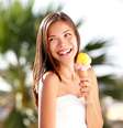 Elaborados com frutas e iogurtes, sorvetes refrescam o calor do verão com menos gordura e calorias  Foto: Shutterstock