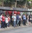 Filas em parada de ônibus em Porto Alegre: cena que se repetiu em diversos pontos da capital gaúcha no primeiro dia da paralisação. A greve dos rodoviários deve afetar, ao todo, mais de 1 milhão de passageiros  Foto: Fernando Teixeira / Futura Press