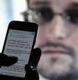 Homem checa pelo celular as atualizações sobre o ex-prestador de serviços de uma agência espiã dos EUA Edward Snowden, que respondeu a perguntas pelo Twitter, em Sarajevo. Snowden disse à TV alemã no domingo ter conhecimento de notícias dando conta de que funcionários do governo norte-americano desejam matá-lo por ter vazado documentos secretos sobre o monitoramento pela NSA de telefonemas e emails. 23/01/2014.  Foto: Dado Ruvic / Reuters