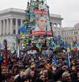 <p>Homem de 55 anos foi encontrado enforcado no que resta de uma imensa árvore de Natal na Praça da Independência, Kiev, nesta segunda-feira</p>  Foto: AFP