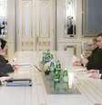 Governo (esq.) e oposição sentam-se frente a frente em Kiev  Foto: AP