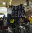 Um grupo de aproximadamente 200 manifestantes invadiu nesta terça-feira a estação Central do Brasil, no centro do Rio de Janeiro, e incentivou usuários a entrarem no local sem pagar, em protesto contra o aumento na tarifa das passagens de ônibus  Foto: Daniel Ramalho / Terra