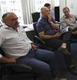 Comissão técnica de Felipão se reuniu para ver vídeos e jogo entre times ingleses pela TV  Foto: CBF / Divulgação