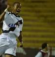<p>Edmilson comemora segundo gol do Vasco</p>  Foto: Bruno de Lima / Agência Lance