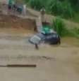 Família tentava avançar com o carro em meio a uma forte correnteza quando ele começou a afundar  Foto: BBC News Brasil