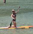 A atriz Juliana Didone foi clicada praticando stand-up paddle na praia da Barra da Tijuca, zona oeste do Rio de Janeiro, na tarde desta quarta-feira (29). Na sequência, ela pedalou com o namorado, o artista plástico Flávio Rossi  Foto: Wallace Barbosa / AgNews
