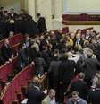 Parlamentares discutem durante sessão em Kiev no dia em que se aprovou anistia para a maioria dos detidos durante os protestos contra o governo liderado pelo presidente Viktor Yanukovitch  Foto: AP