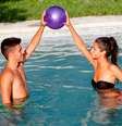 Democráticas e recreativas, algumas modalidades de esportes e brincadeiras de crianças podem ser praticadas dentro da água para aplacar o calorão dos dias quentes de verão  Foto: Shutterstock 