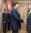 Em imagem de arquivo, Yanukovych (esq.) cumprimenta Robert Serry, representante das Nações Unidas  Foto: AP