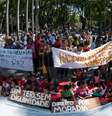 Cerca de 100 pessoas, segundo estimativa da PM, protestam em frente à Companhia de Desenvolvimento Habitacional e Urbano  Foto: Marcelo Camargo / Agência Brasil