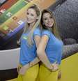 Natália Sneetz e Iannelly Oliveira trabalham juntas no stand do Submarino e disseram que os garotos dão mais atenção para os computadores e para as disputas dos jogos que para as mulheres  Foto: Ricardo Matsukawa / Terra