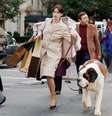 Em O Diabo Veste Prada, Anne Hathaway interpreta uma jornalista que se aventura pelo mundo da moda mesmo sem ter experiência no setor  Foto: Warner Bros. Home Video/Divulgação