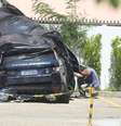 <p>Carro ficou bastante danificado após o acidente</p>  Foto: Delson Silva / AgNews