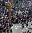 <p>Centenas de venezuelanos foram às ruas protestar contra medida do governo</p>  Foto: AP