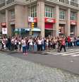 <p>Fila de passageiros à espera de lotação faz a curva na esquina em frente à prefeitura de Porto Alegre</p>  Foto: Daniel Favero / Terra