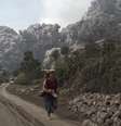 <p>Aldeão corre após o vulcão Monte Sinabung entrar em erupção neste sábado, na ilha ocidental de Sumatra</p>  Foto: S Aditya / Reuters