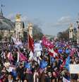 <p>Milhares de manifestantes contra a legaliza&ccedil;&atilde;o do casamento gay saem &agrave;s ruas neste domingo, em Paris</p>  Foto: Benoit Tessier / Reuters