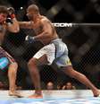 <p>Overeem (à dir.) não deu chances e dominou totalmente Mir</p>  Foto: Reuters
