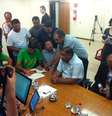 <p>Em acordo firmado junto ao sindicato patronal, os trabalhadores se comprometeram a retomar a circula&ccedil;&atilde;o dos &ocirc;nibus da capital a partir do meio-dia de ter&ccedil;a-feira, caso o acordo seja validado por assembleia do sindicato</p>  Foto: Marcelo Miranda Becker / Terra