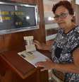 <p>Vera Lucia Maciel Savelle, que participou do documentário Edifício Master, foi se despedir do cineasta </p>  Foto: Daniel Ramalho / Terra