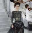 <p>Tênis combinado com vestido feito em tecidos finos</p>  Foto: Getty Images 