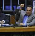 O vice-presidente da Câmara, André Vargas (PT-PR), repete gesto usado por condenados do mensalão ao lado de Joaquim Barbosa  Foto: Laycer Tomaz / Agência Câmara