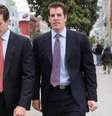 <p>Os irmãos gêmeos Cameron e Tyler Winklevoss ainda preveem que este ano o mercado financeiro de Wall Street deve entrar no mercado dos bitcoins</p>  Foto: Getty Images 