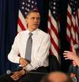 Em 20 de abril, o president dos EUA, Barack Obama, conversa com Mark Zuckerberg, durante um encontro na sede do Facebook, em Palo Alto, na Califórnia  Foto: Getty Images 