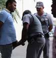 Policiais adotaram a tática de abordagens, recolhimento de documentos e revista, com uso de arma de fogo  Foto: Janaina Garcia / Terra