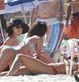 Carol Macedo e Jessika Alves aproveitaram o sol desta terça-feira (4), no Rio de Janeiro, na praia da Barra da Tijuca. As atrizes, que fazem parte do elenco de Em Família, nova novela da Globo, se bronzearam durante o passeio  Foto: Wallace Barbosa / AgNews