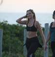 De barriga de fora, Ellen Rocche exibiu boa forma durante caminhada na orla da Barra da Tijuca, no Rio de Janeiro. Ela se prepara para o Carnaval 2014  Foto: Dilson Silva / AgNews