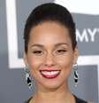 Sucesso com o hit Girl on fire, Alicia Keys se destaca pela pele iluminada conquistada por meio de uma rotina que tem como principal trunfo a ingestão de água  Foto: Shutterstock